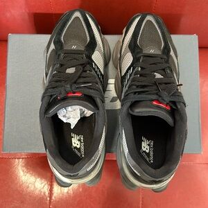 Unisex New Balance 9060 Sneakers. Size M6.5/W8